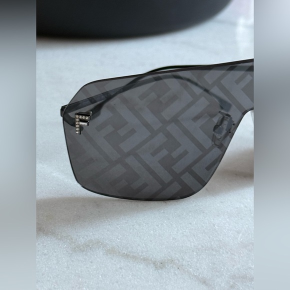 Sunglasses FENDI
FE4121US 02A 00-0, black, unisex. main image 6